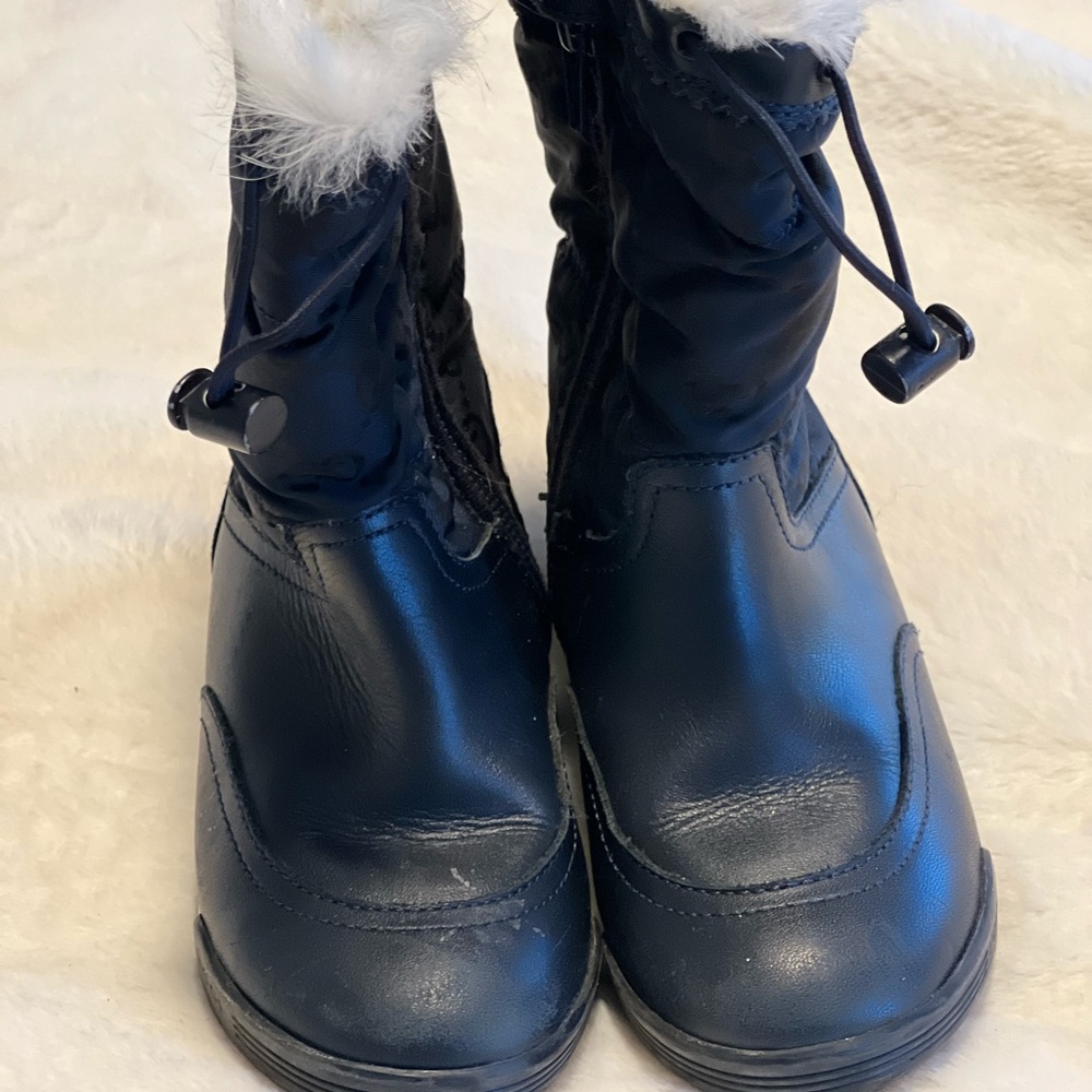 Gucci navy boots for toddler girls, in excellent condition, worn a few time.